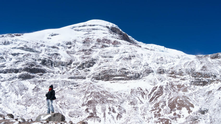 Wanderer auf dem Schneebedecktem Berg Chimborazo