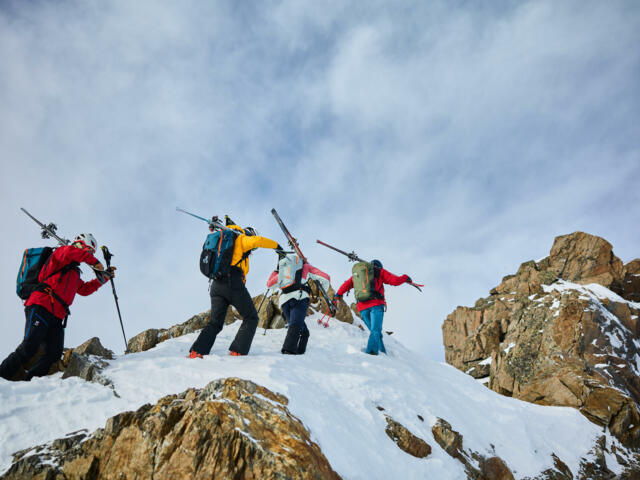 Skitourengruppe bei Gipfelanstieg