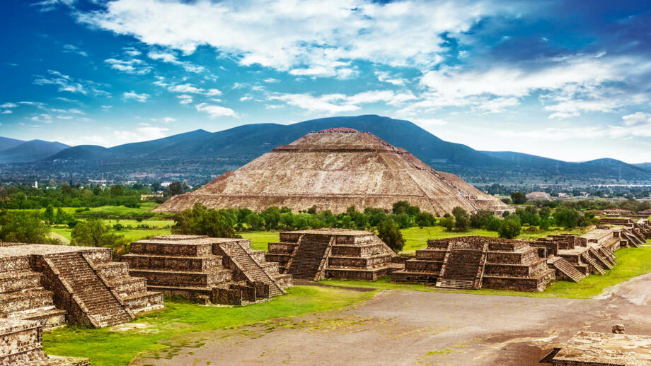 Sonnen- und Mondpyramide in Teotihuacan