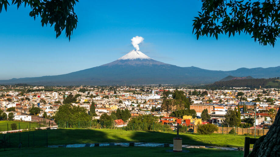 Vulkan Popocatepelt mir Rauchsäule, im vorderung die stadt Puebla