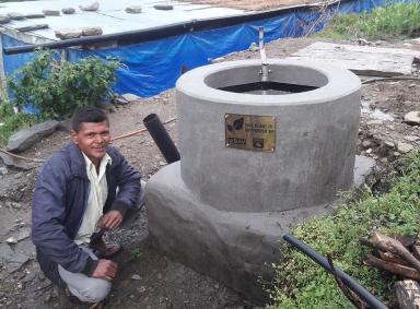 Biogasanlage in Nepal mit Besitzer als Teil unseres Kompensationsprojekts