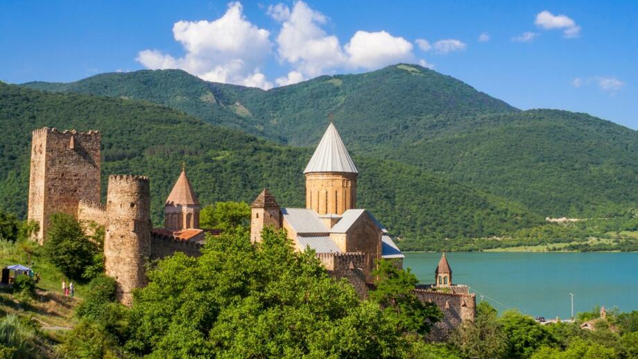 Mittelalterliche Burganlage Ananui im Georgien über einem Fluss in bewaldeter Hügellandschaft