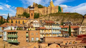 georgien-getwin-historische-strassen-von-tiflis-der-hauptstadt-shutterstock_2457427305.jpg