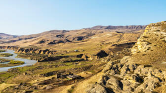 georgien-getwin-the-ancient-cave-city-of-uplisziche-shutterstock_1618554946.jpg
