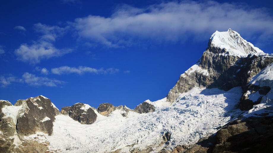 Vergletscherter Sechstausender Chopicalqui in der Cordillera Blanca