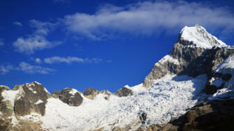 Vergletscherter Sechstausender Chopicalqui in der Cordillera Blanca