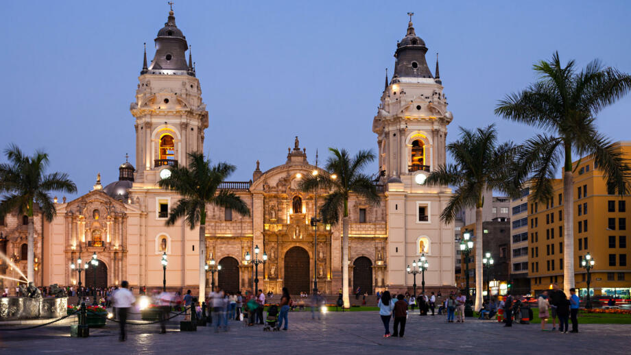 Belebter Platz mit der Kathedrale von Lima