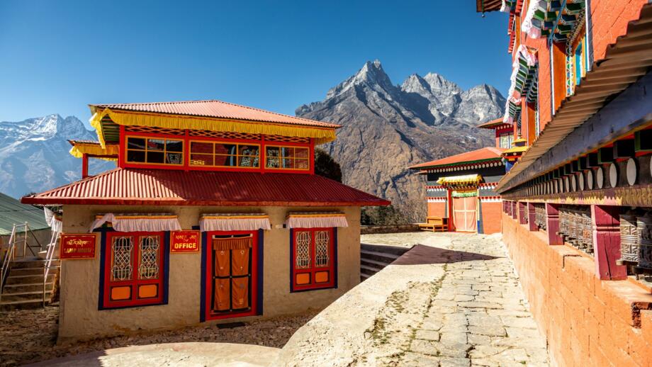 nepal-hikte-tengboche-kloster-und-seine-verbindung-mit-himalaya-gipfeln-im-hintergrund-shutterstock_2287379415.jpg