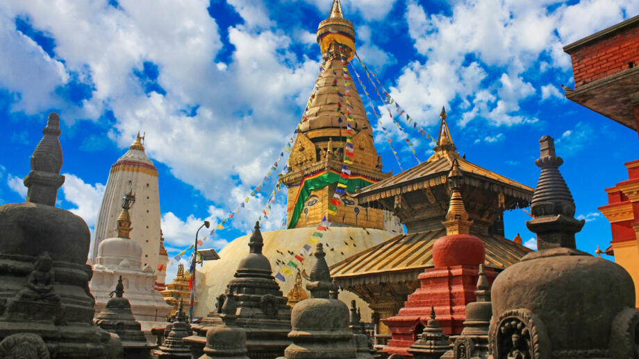 nepal-hikte-swayambhunath-stupa-zusammen-mit-harati-devis-tempel-und-kleine-stupas-und-pagodas-im-vordergrund-shutterstock_1463337548.jpg