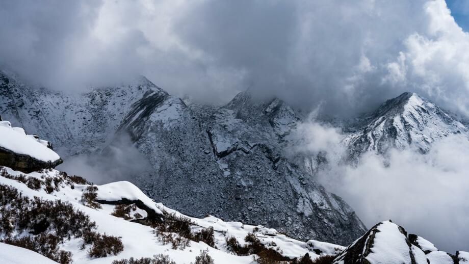 nepal-hiahl-ansichten-von-wolkenumhuellten-bergen-auf-der-sing-gompa-nach-gosainkunda-trek-shutterstock_2444372787.jpg