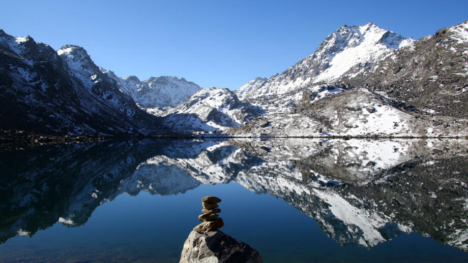 nepal-hiahl-beruehmten-heiligen-seen-von-gosainkund-shutterstock_1843557799.jpg