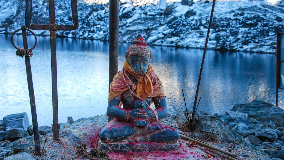 nepal-hiahl-lake-gosiankund-in-langtang-valley-shutterstock_1120036925.jpg