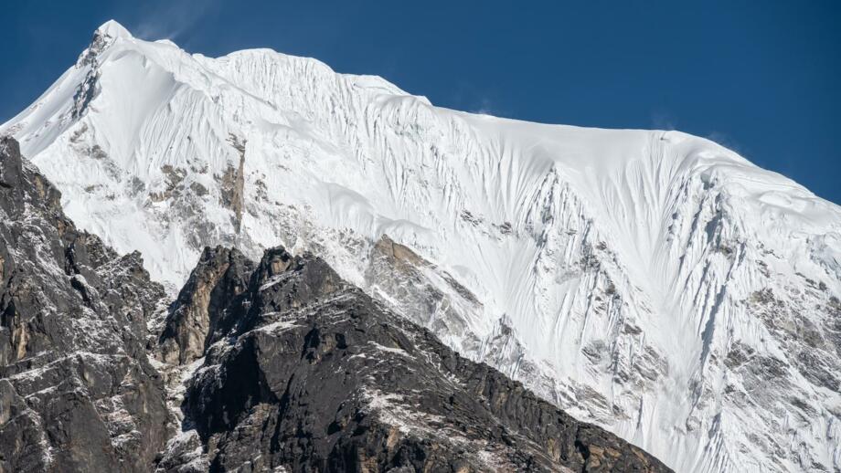nepal-hiahl-landschaftsansicht-des-berges-langtang-lirung-vom-dorf-kyangjin-kharka-shutterstock_2454685395.jpg