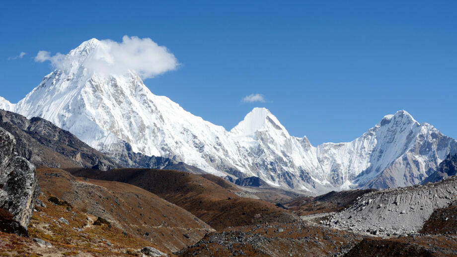 nepal-hiahk-hiking-in-khumbu-valley-in-himalayas-mountains-kala-pattar-and-everest-base-camp-shutterstock_509812114.jpg