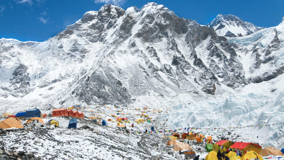 nepal-hiahk-zelte-im-mount-everest-base-camp-khumbu-gletscher-und-berge-sagarmatha-nationalpark-shutterstock_1412991320.jpg