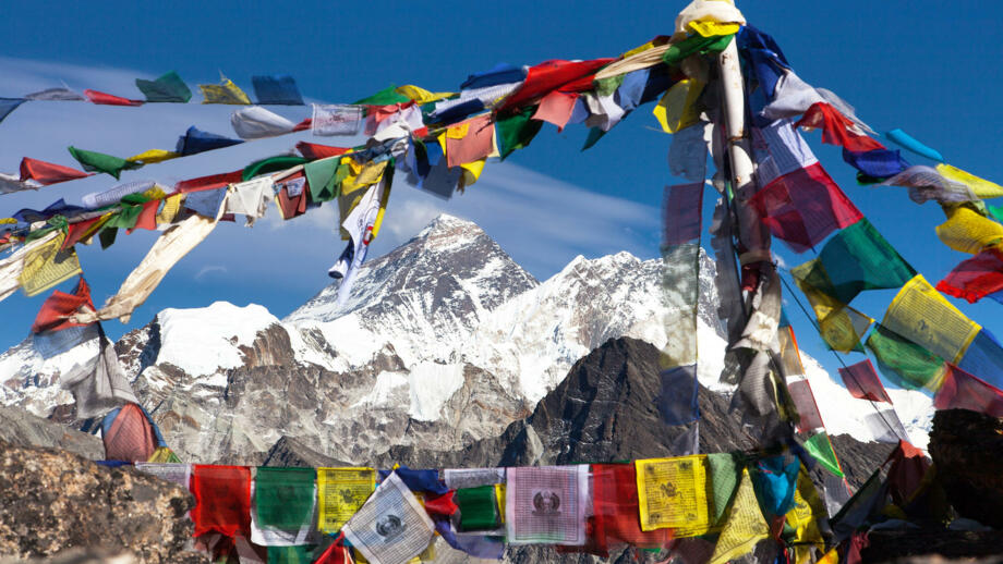 nepal-hiahk-aussicht-auf-den-mount-everest-und-lhotse-mit-buddhistischen-gebetsfahnen-vom-gokyo-ri-gipfel-shutterstock_1950794692.jpg