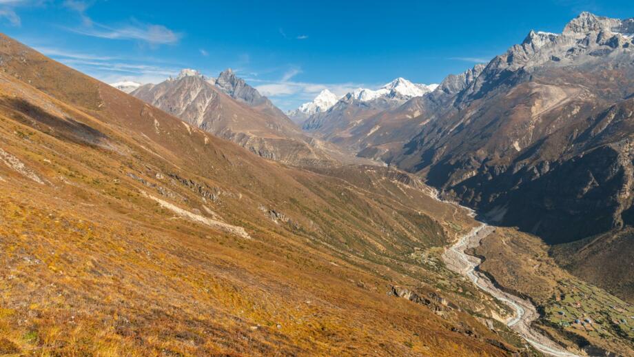 nepal-hiahk-aussicht-von-der-sunder-spitze-auf-den-himalaya-und-den-fluss-bhote-koshi-aussicht-auf-die-berge-cho-oyu-nangpal-gosum-shutterstock_2400269659.jpg