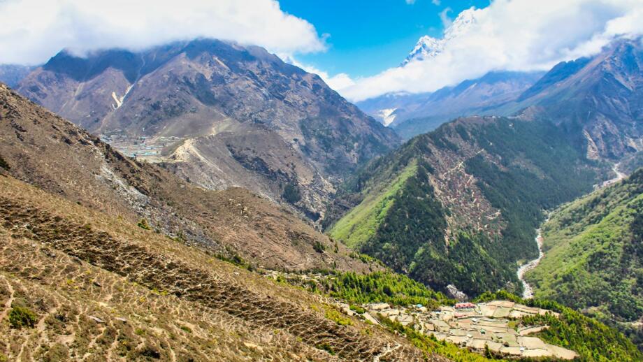 nepal-hiahk-dorf-phortse-thanga-liegt-in-einem-tiefen-tal-mit-ama-dablam-shutterstock_2436399201.jpg