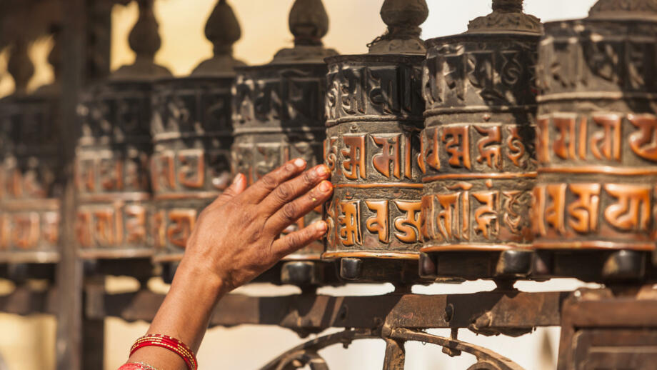 nepal-hiahk-tibetische-gebetsraeder-oder-gebetsrollen-shutterstock_380202298.jpg