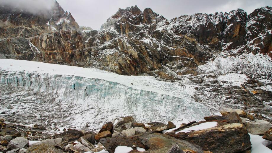 nepal-hiahk-gletscher-am-fuss-des-cho-la-pass-auf-5400m-shutterstock_2433580929.jpg