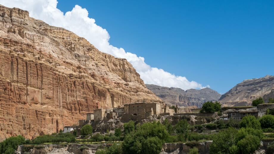 nepal-hiamu-altes-dorf-chusang-shutterstock_2231958449.jpg