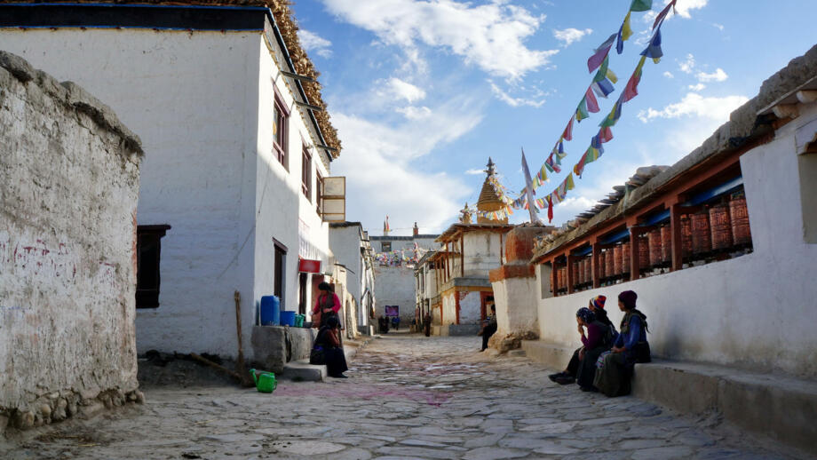 nepal-hiamu-einwohner-der-dorfstraßen-von-lo-manthang-shutterstock_1130282204.jpg