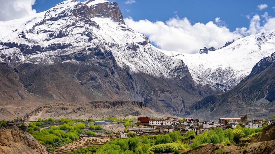 nepal-hiamu-luftaufnahme-einer-stadt-in-der-naehe-von-schneebedeckten-bergen-unter-einem-blauen-himmel-in-ober-mustang-shutterstock_2337172827.jpg