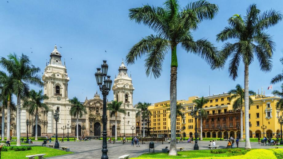 belebter Platz in Cusco mit der Kathedrale