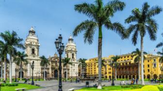 belebter Platz in Cusco mit der Kathedrale