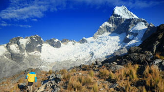 Bergwanderer vor dem Sechstausender Chopocalqui in der Cordillera Blanca