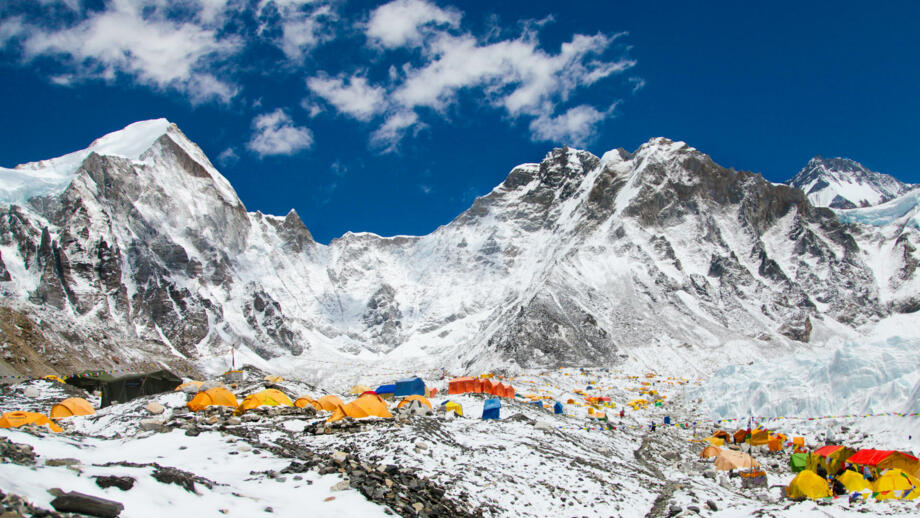 nepal-hihhe-zelte-im-mount-everest-base-camp-khumbu-gletscher-und-berge-sagarmatha-nationalpark-shutterstock_1423588718.jpg