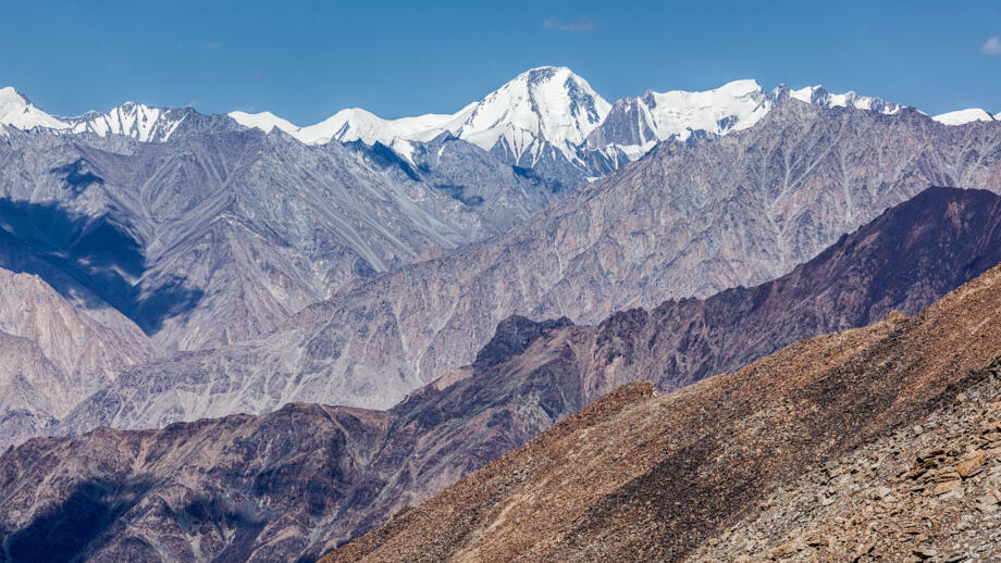 Blick vom Pass Kardung La in Ladakh auf das Gebirge
