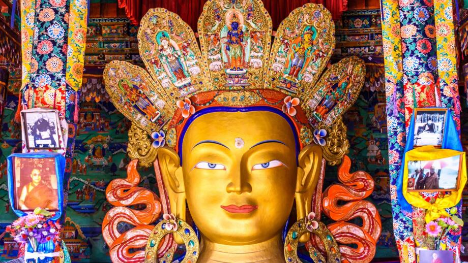Antlitz einer vergoldeten Buddhastatue aus dem Kloster Thikse in Ladakh
