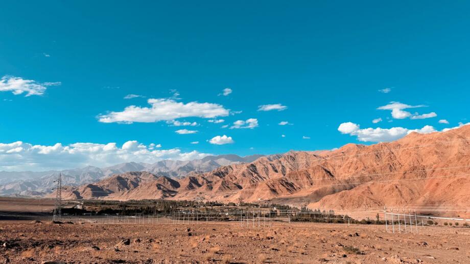 Fernsicht auf das Kloster Hemis in Ladakh in archaischer Felslandschaft