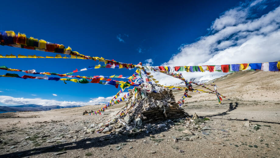 Bunte Gebetsfahnen auf dem Hochland von Rupshu