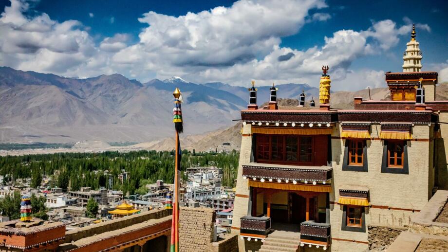 AlterKönigspalast in Leh mit Blick auf die grüne Oase und auf Berge im Hintergrund