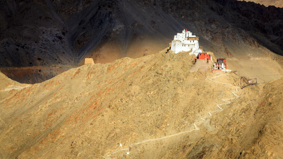 Buddhistisches Kloster Sankar in Ladakh in arider Landschaft