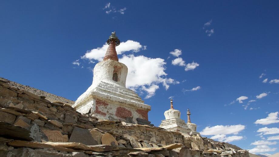 Drei stupas im Dorf Karzok mit blauen Himmel