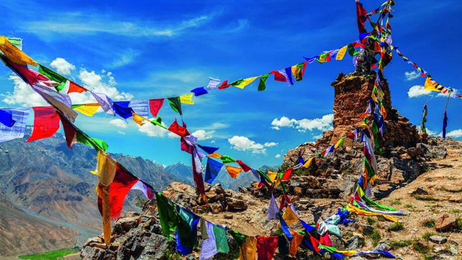 Chörten mit zahlreichen bunten Gebetsfahnen an einem Passübergang in Ladakh
