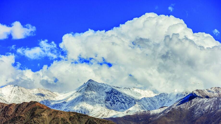 Scheebedeckte Gipfellandschaft in Ladakh