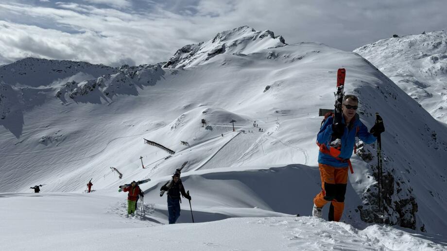 Freerider beim Ski tragen