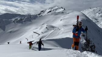 Freerider beim Ski tragen