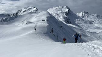 Schneeebedeckte Berge in der Region Davos Klosters