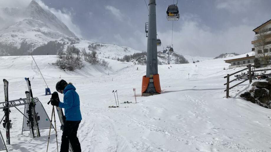 Skifahrerin mit ihren Skiern in der Hand