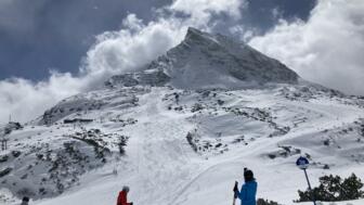 Skifahrerin beim Fotografieren des Skigebietes Galtür