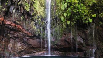Wasserfall bei Rabacal mit grüner Vegetation auf Madeira