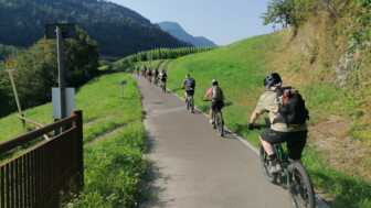 Eine Gruppe an Mountainbiker*innen auf der Tour vom Tegernsee an den Kalterer See