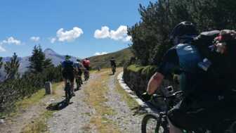 Eine Gruppe an Mountainbiker*innen auf der Tour vom Tegernsee an den Kalterer See