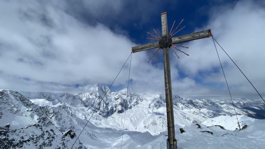 Gipfelkreuz auf Skitour
