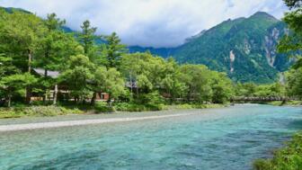 Panoramablick auf den Fluss Azusa und die Berglandschaft von Kamikochi in den Japanischen Alpen
